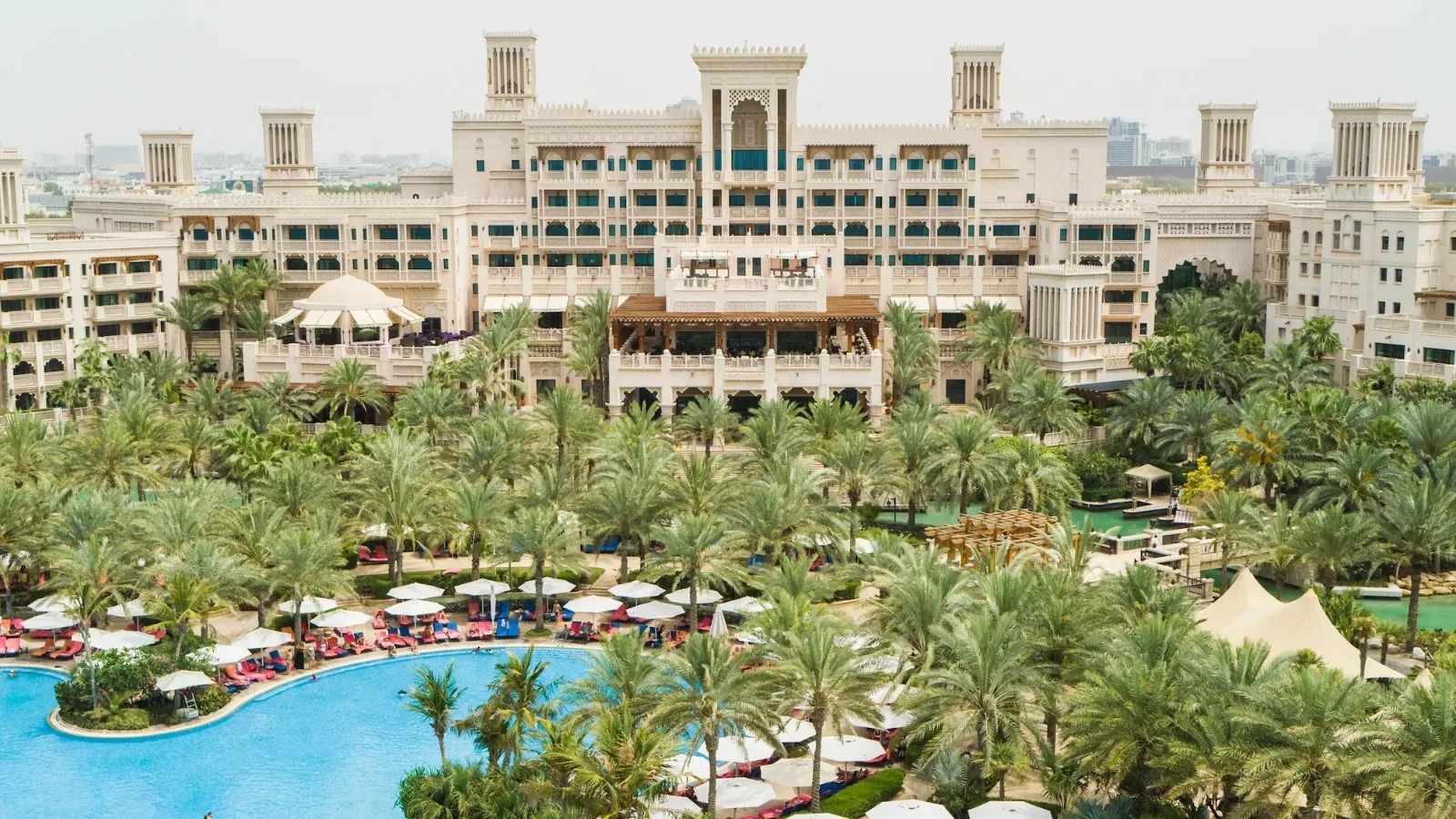 Al Fayrooz Lounge, Al Qasr Hotel